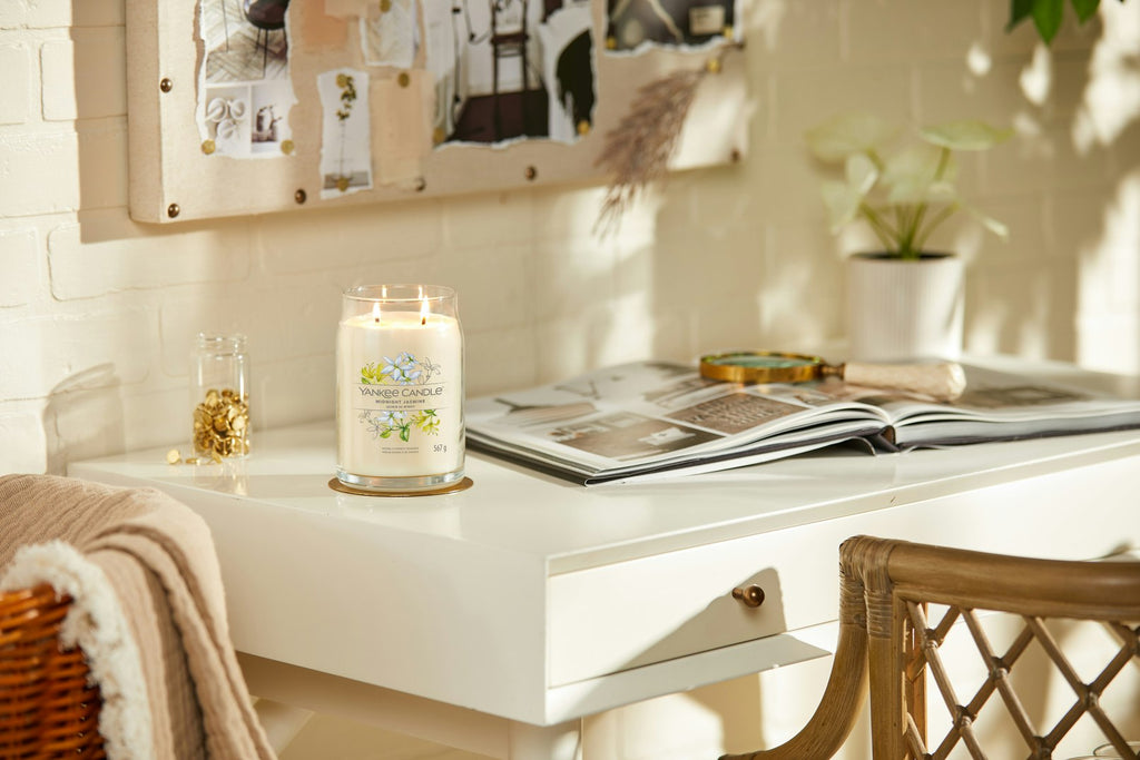 Yankee Candle - Midnight Jasmine - Large Signature Jar - Seductive Floral Fragrance