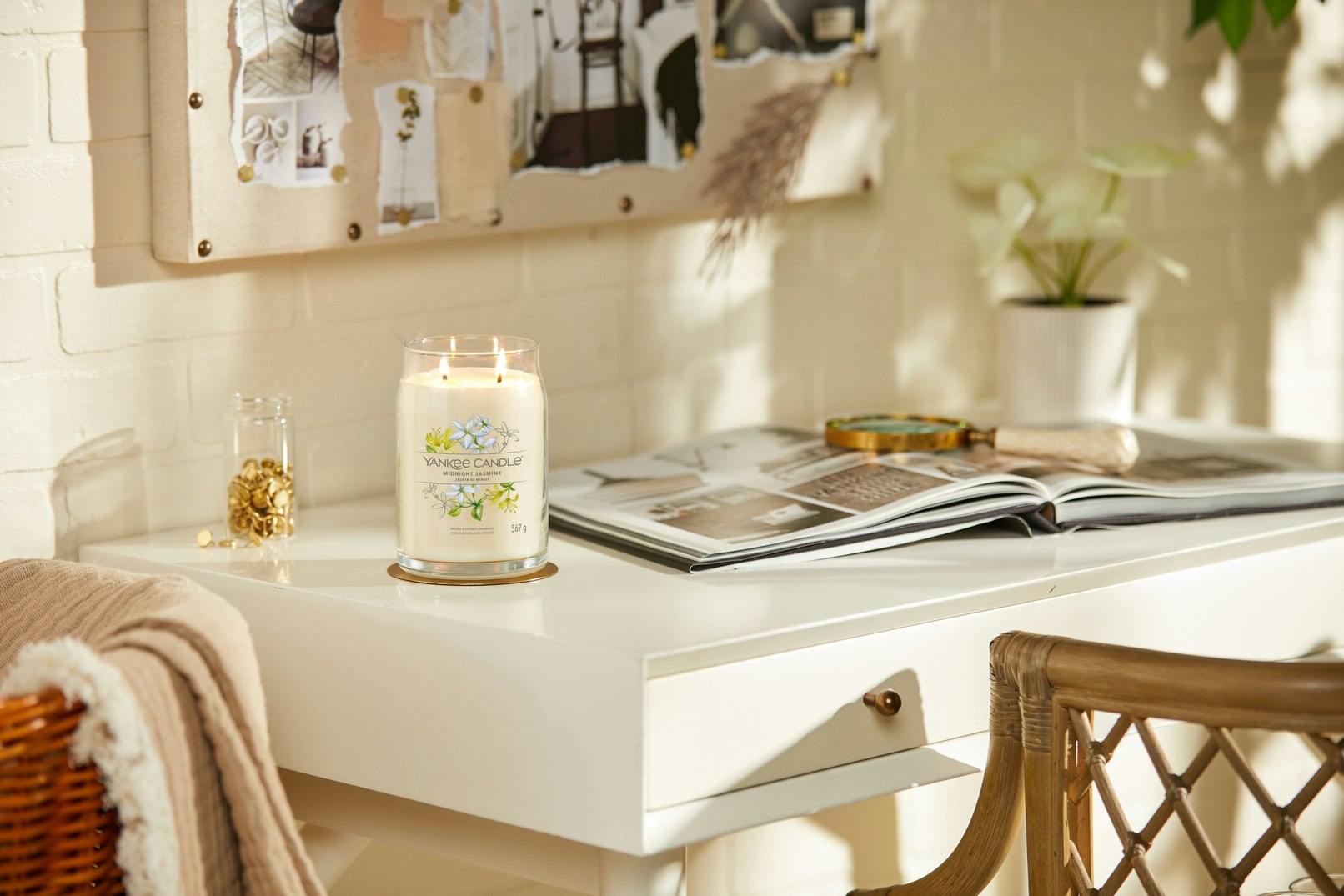 Yankee Candle - Midnight Jasmine - Large Signature Jar - Seductive Floral Fragrance